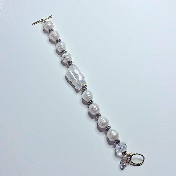 Baroque and Pearl Bracelet - Picture 3 of 4